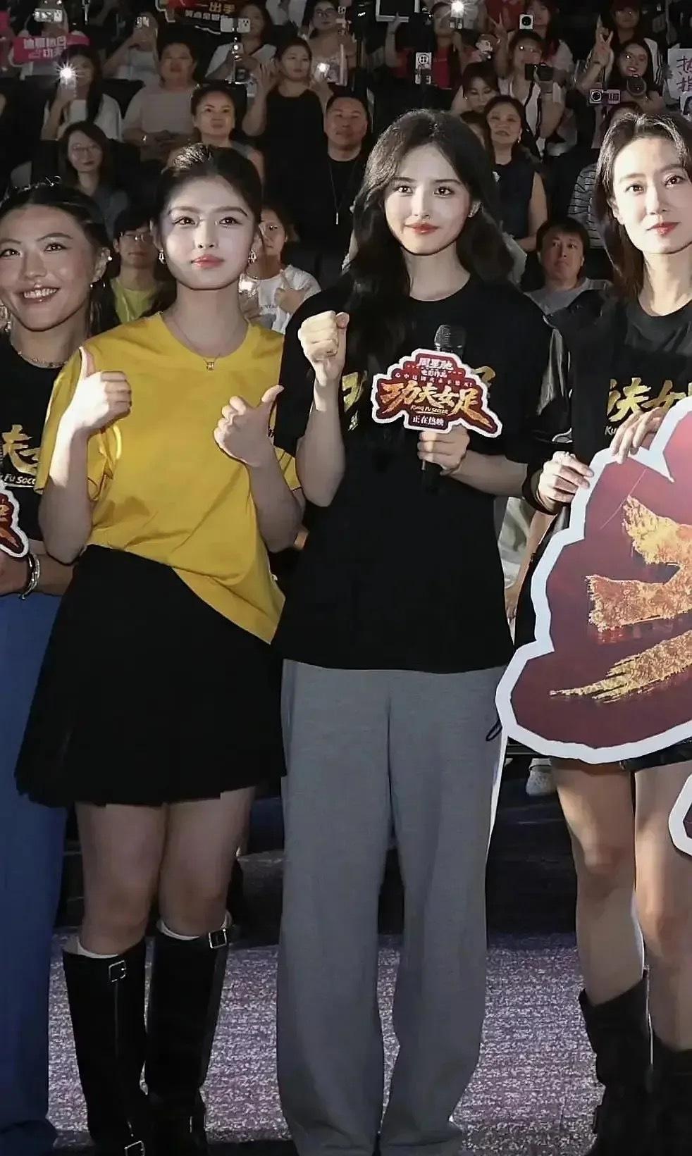 怎么把艾米的脸拍这么方啊[泪奔]艾米才18岁不至于发腮吧，看起来确实要星女郎更美