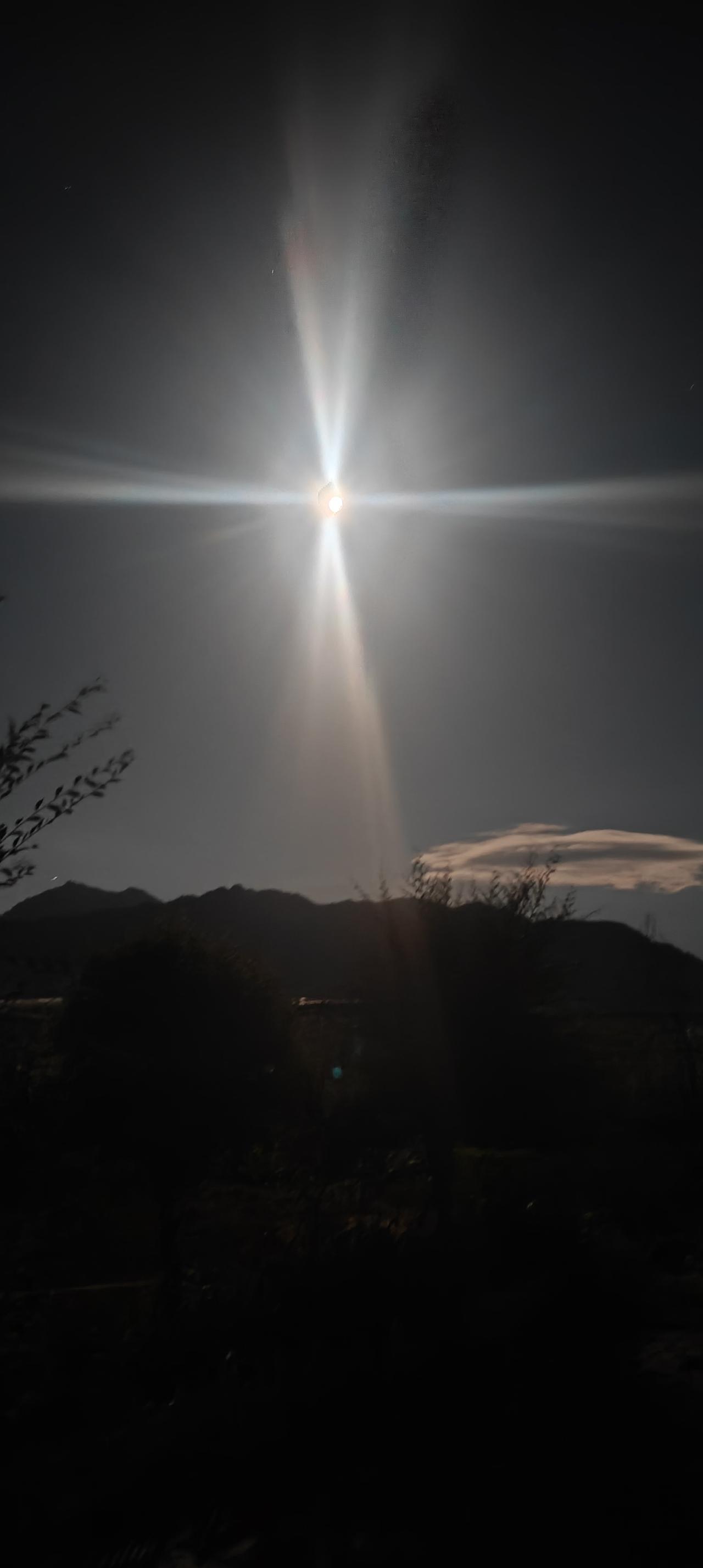 在乌鲁木齐天山峡谷，看到了超级无敌明亮的月亮，还有美丽的星空