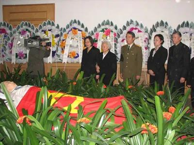 2006年，王光美病逝，这是她留下的一张罕见遗容，镜头中的她身披党旗，穿着一件非