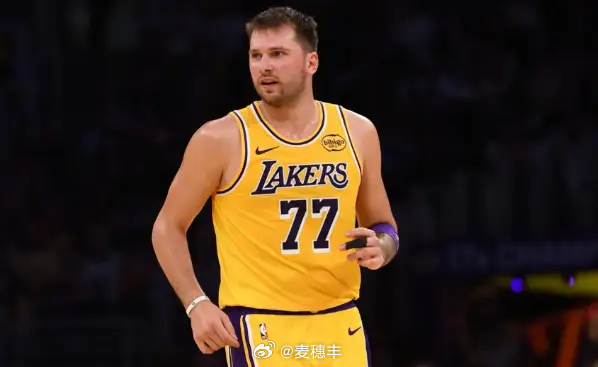 东契奇的左腿筋二级拉伤，常规赛报销，不过湖人也只剩下5场常规赛。东契奇无限期休战