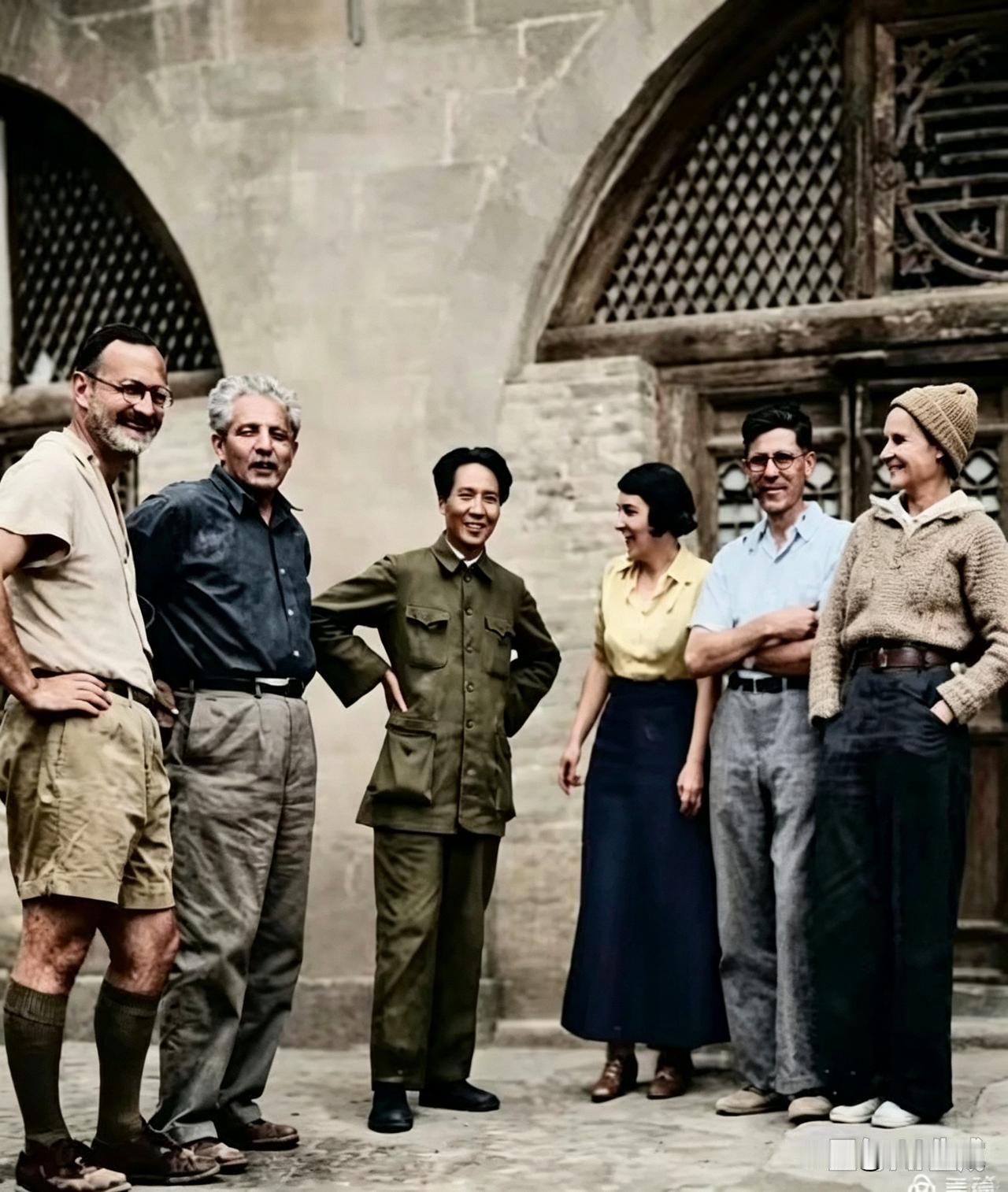 这是1939年在延安面前，毛泽东与五位外国友人在一起的合影，其中有我们最熟悉的记
