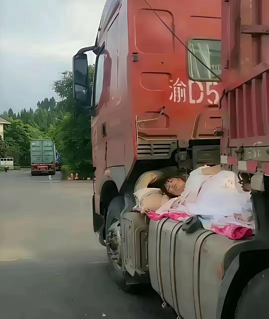 停车场看到这一幕属实看不懂了！谁能告诉我一下，她为何车里不睡，要睡在车外呢？求大