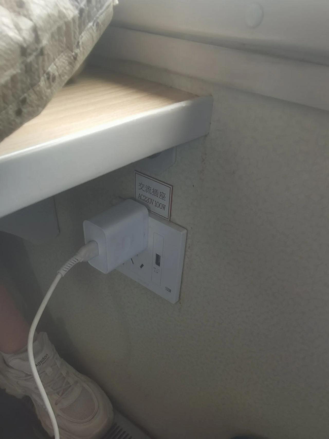 K字头的列车，硬座车厢竟然有充电的地方了，每个座位下面都有，便民服务越来越好了