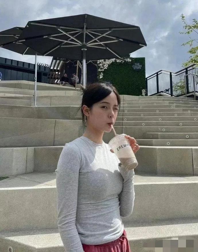 灰色的打底衫，真的好显胖诶！连欧阳娜娜穿了都hold不住。她的这身打扮，好像从楼