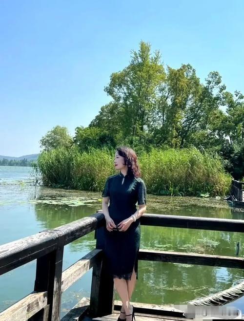 昨天是中秋节，我想穿一件墨绿色长旗袍过节，孩子从城市里回家了，显得体面一些，又不