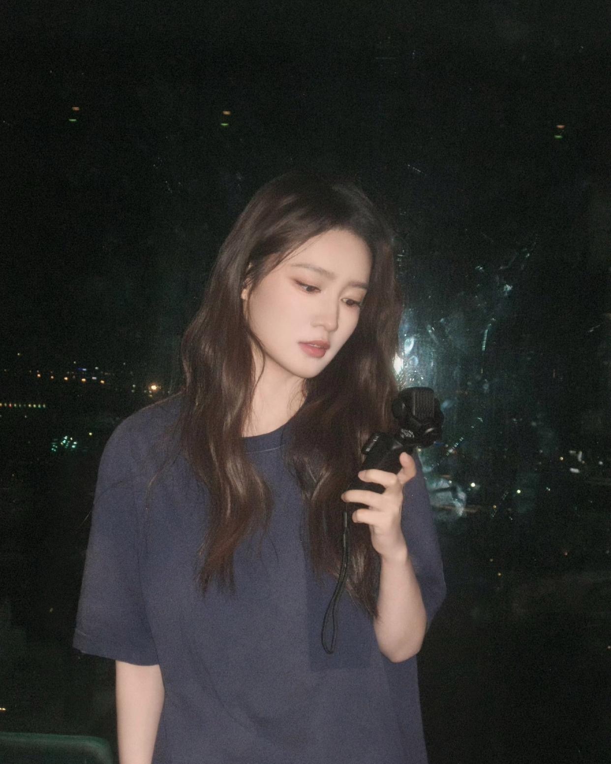 李沁：越简约越惊艳，素颜感穿搭才是颜值试金石 