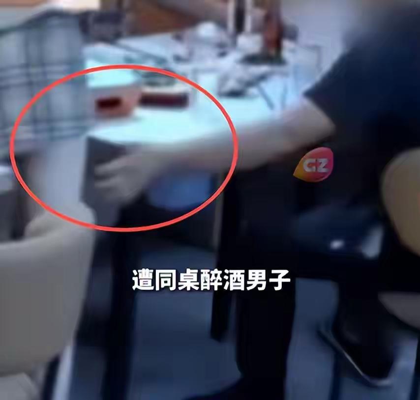 烧烤店老板娘被顾客当众摸臀，一声怒吼全网炸锅！更离谱的还在评论区……

深夜十一