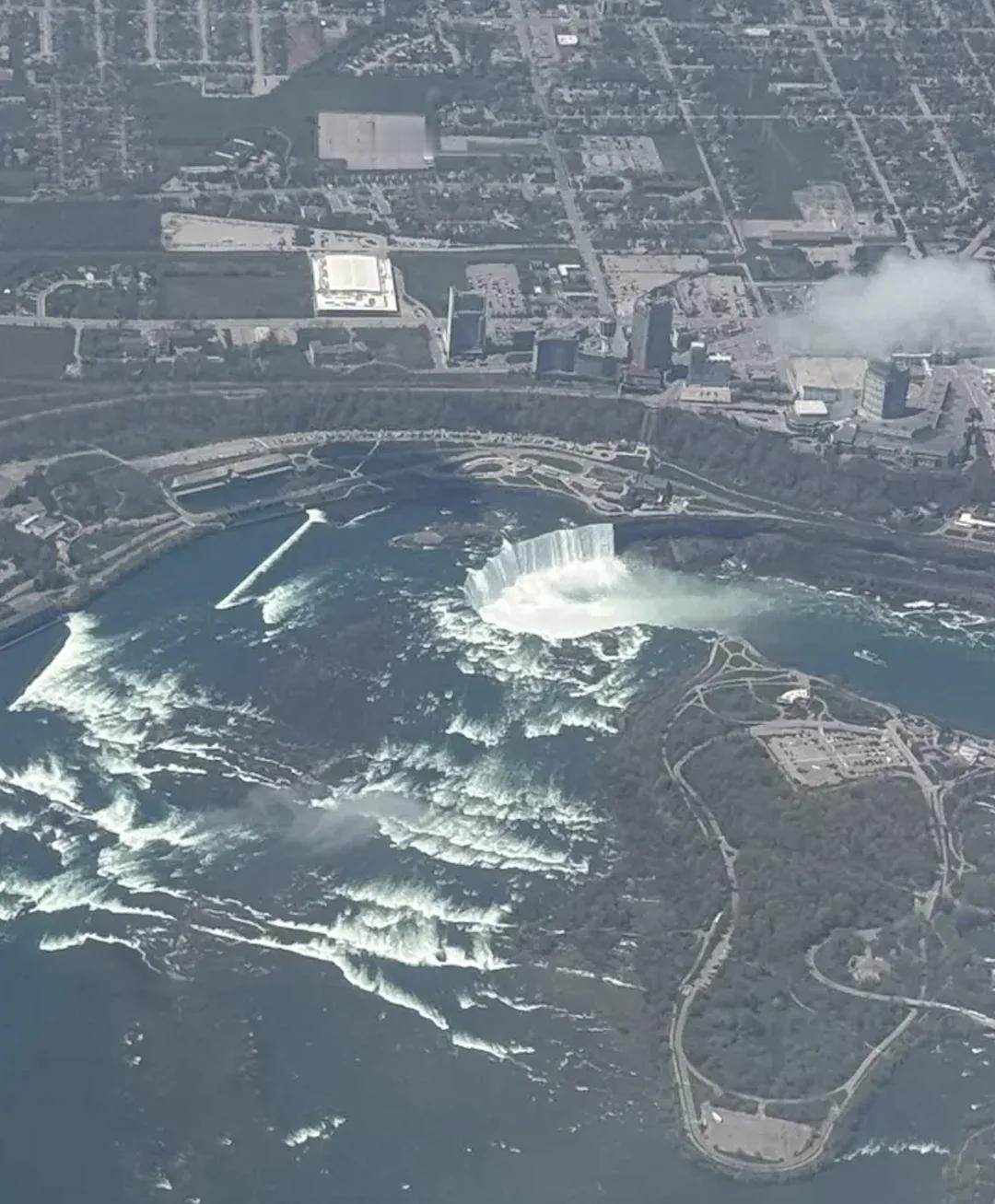 这是从极高空俯瞰尼亚加拉瀑布。我原以为瀑布在某种程度上与城市扩张区域是相对隔离的