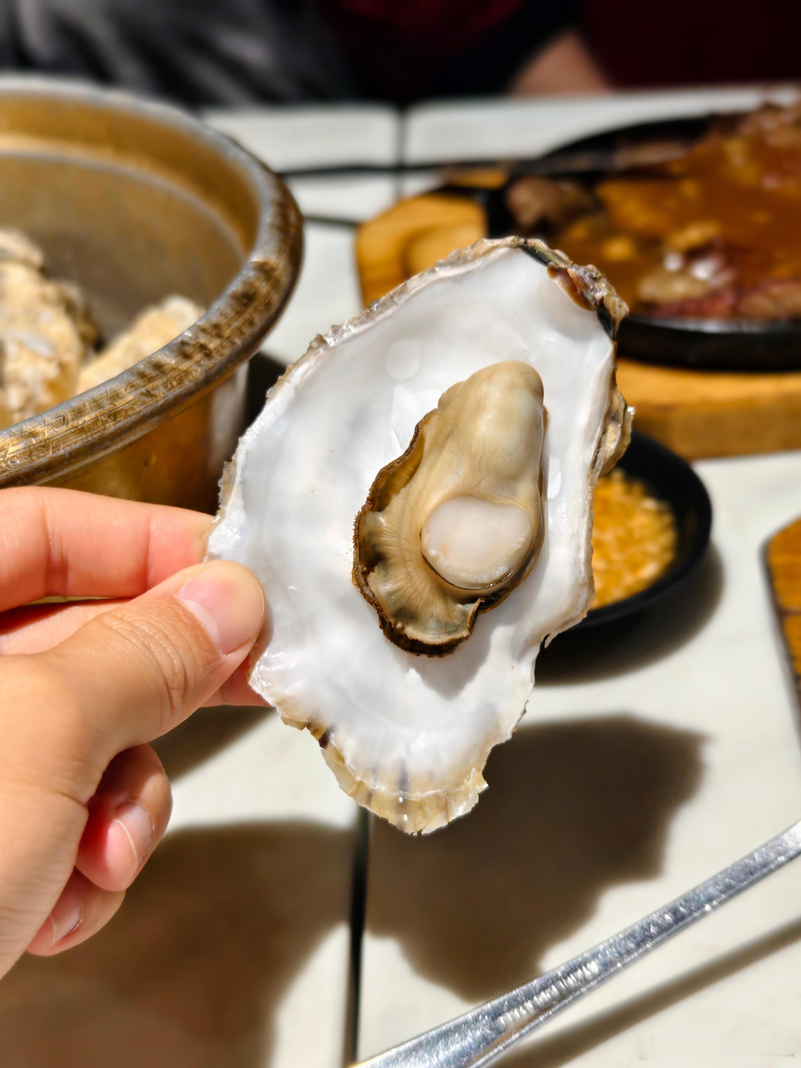 晚上打开这生蚝我真的很想笑想想价位5块钱一个，我点了5个，只有其中一只营养不良原