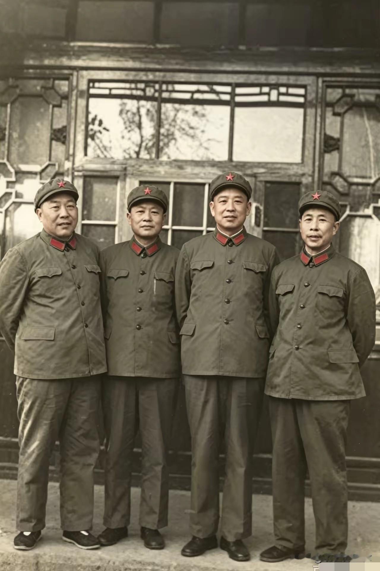 1972年珍贵老照片！四位红二方面军开国将军同框，左三中将很多人不认识
 
19