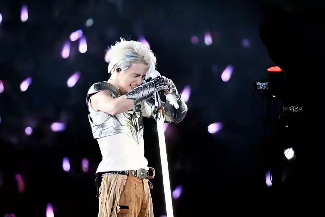 广州暴雨导致薛之谦演唱会设备故障，他当场决定全额退票，还主动承担外地歌迷的机票与