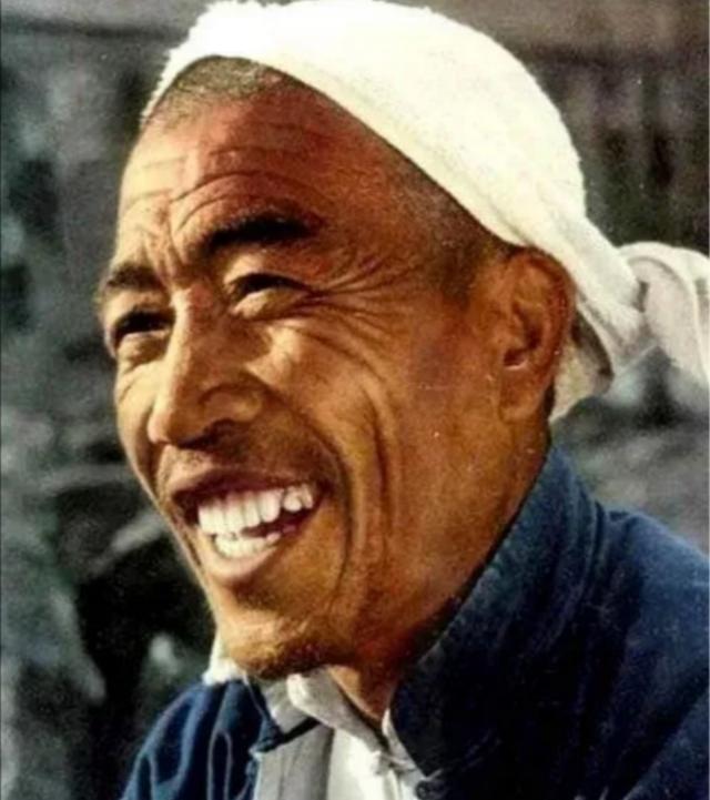 1986年3月15日，胡启立代表中央到医院看望病重的陈永贵，握着陈永贵的手时，他