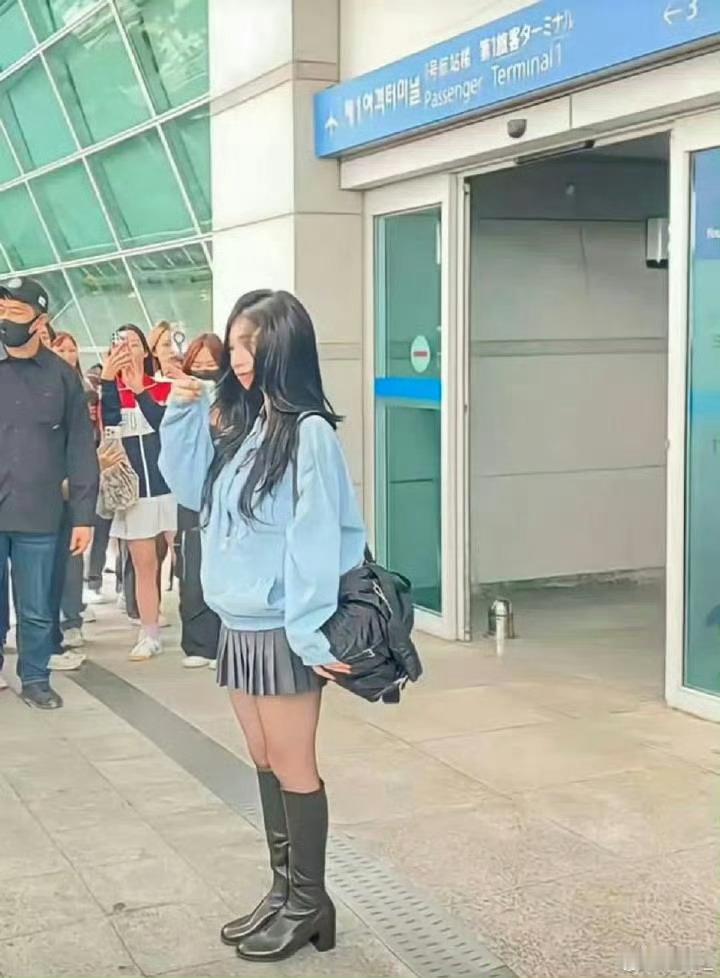 柳智敏你可以质疑柳智敏的颜值，但你不能质疑她大腿的含金量。她的腿，短，但是粗；粗