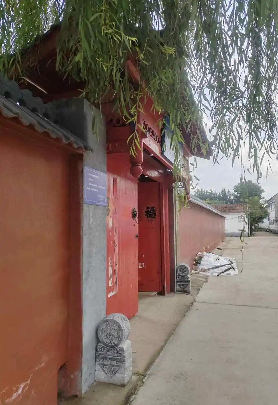 发小出家了。蓝瓦红墙之间，她将寺院修葺得规整有序，打理得一尘不染。踏入院中，内心