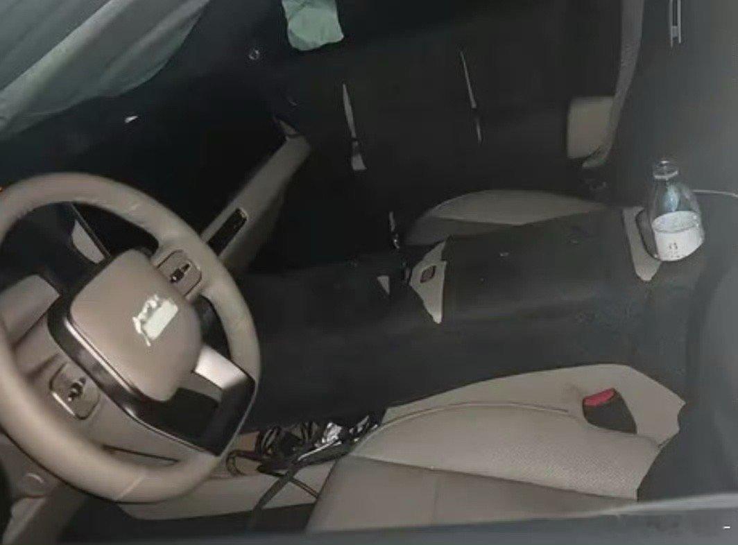 汽车  理想新车要取消方向盘上的交互屏吗？疑似新款理想L9图片曝光，外观严重伪装
