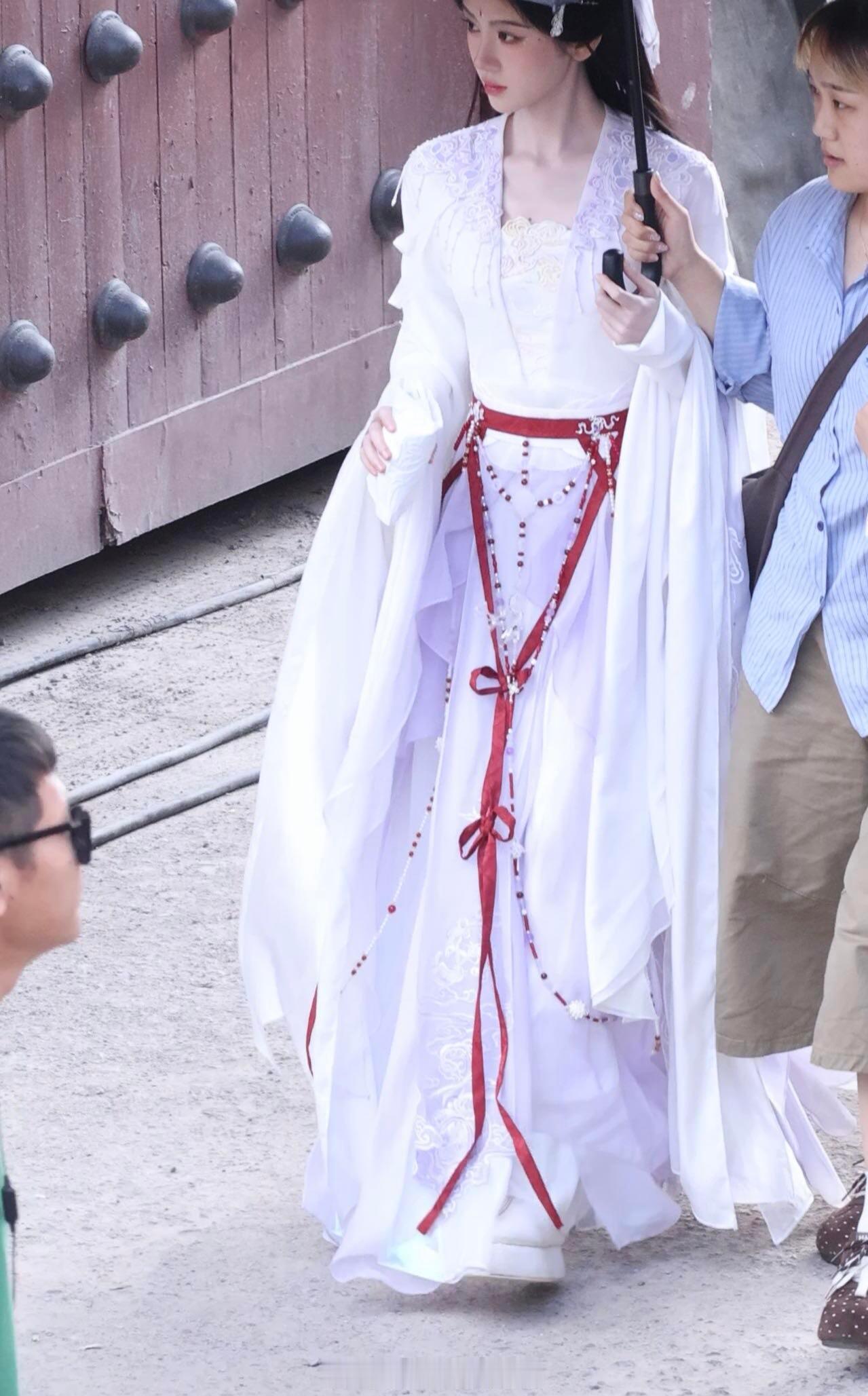 鞠婧祎嫦娥仙子路透鞠婧祎万花世界嫦娥造型 美得我眼前一亮 