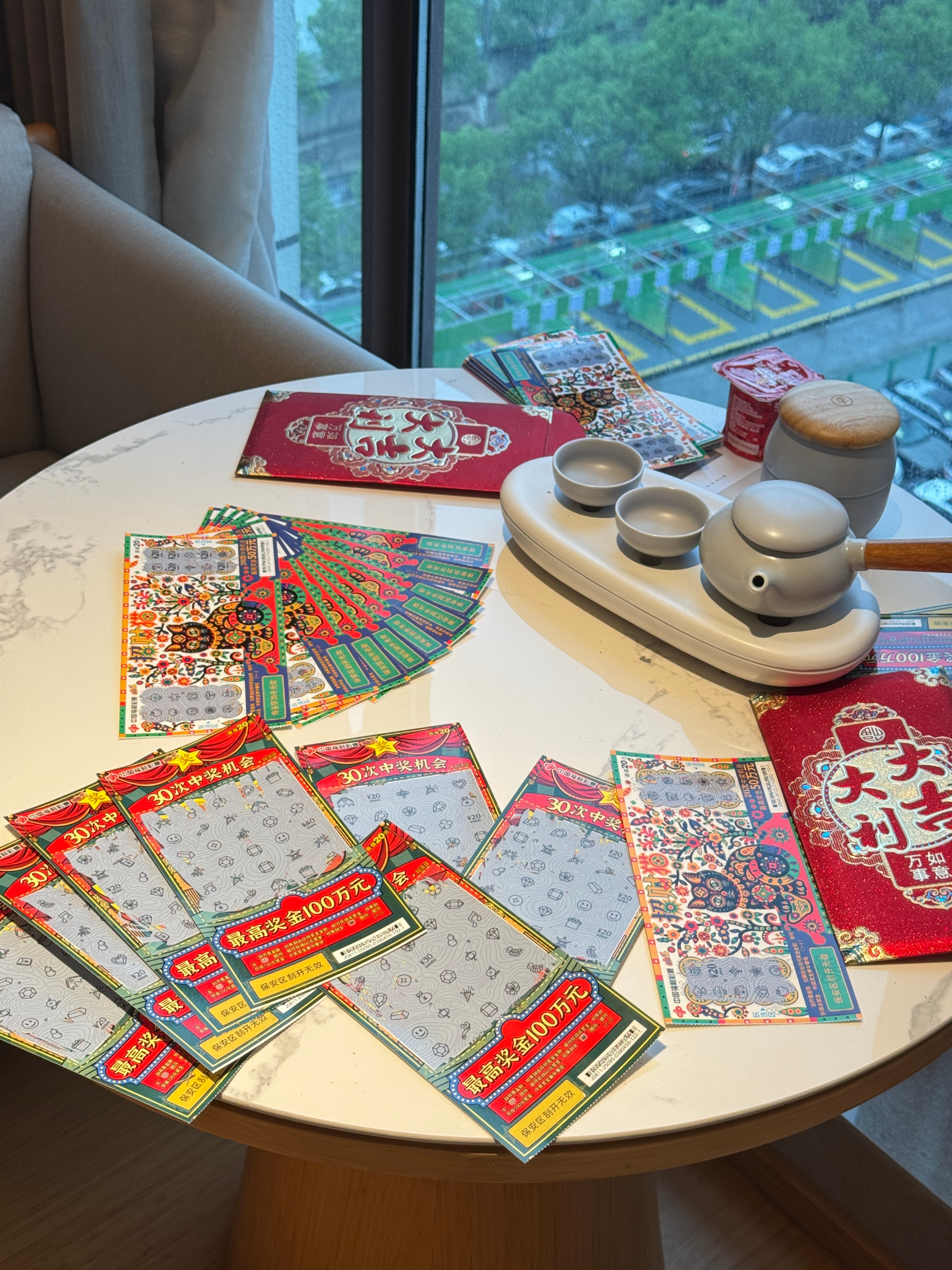 跟朋友在酒店疯狂研究宋威龙送的刮刮乐🧧[抓狂] ​​​