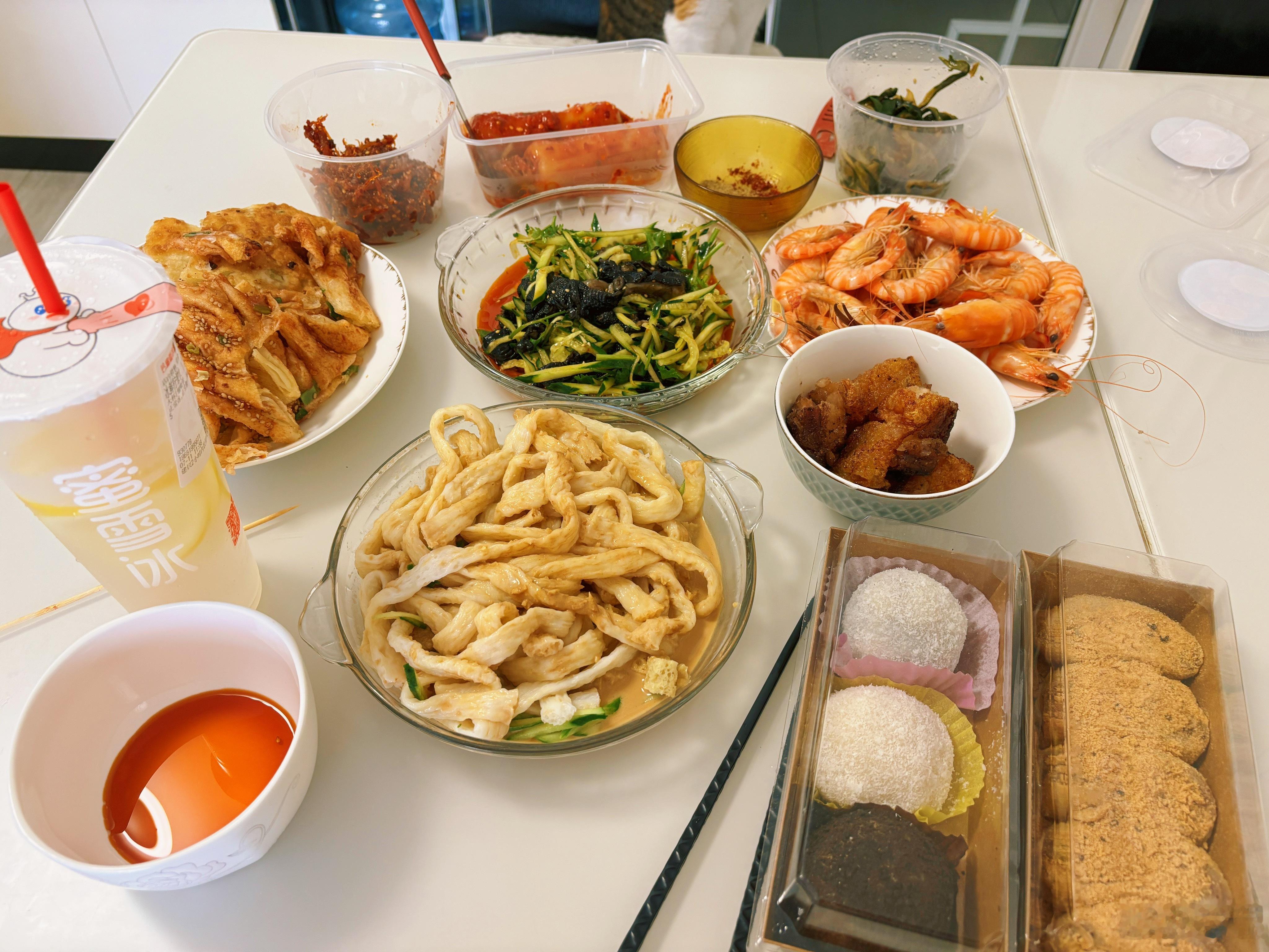 和游客在埠西市场挤得大道都磨灭了！ 