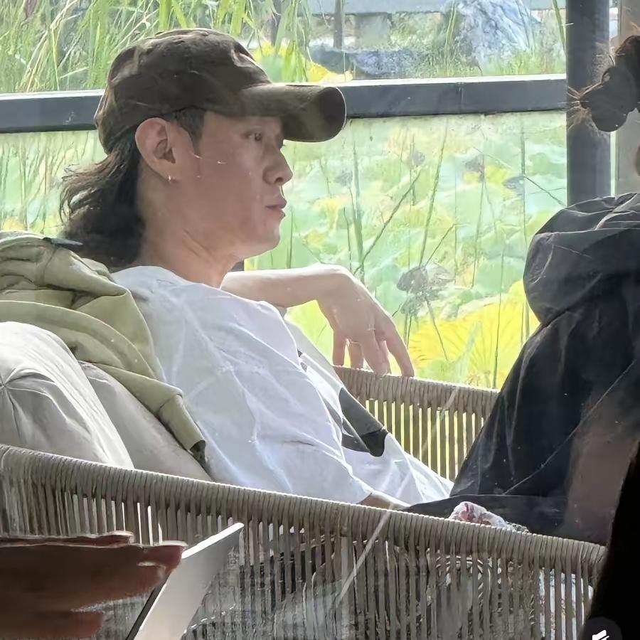 梁洛施的男友马裕河的耳朵好大啊，
而且他的脸也好小，
五官非常紧凑，和梁洛施很有