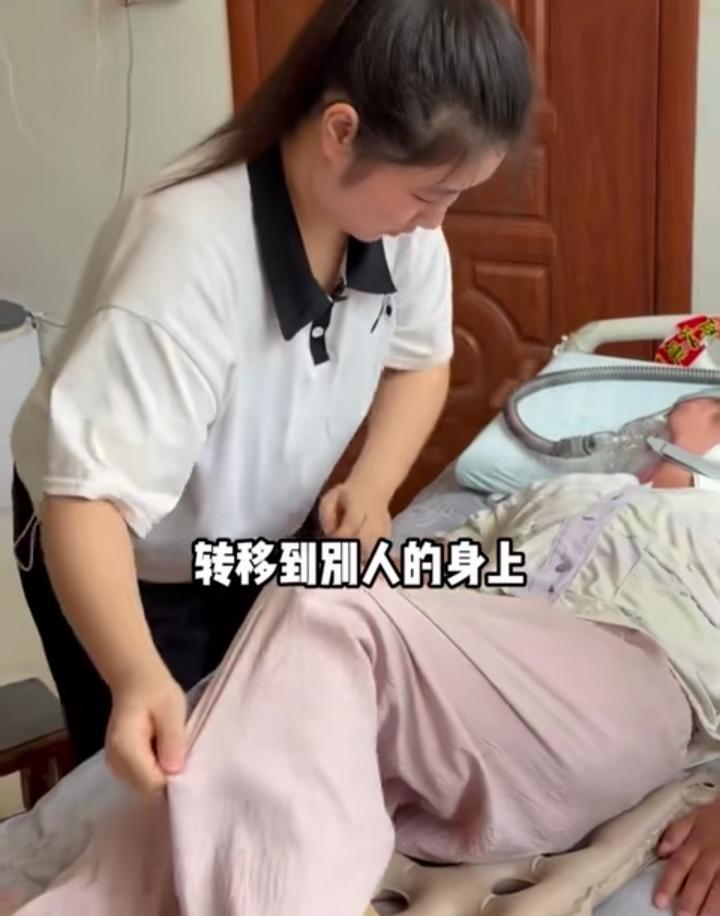 刷到河南驻马店这个姑娘的事，心里挺不是滋味。大学刚毕业，本该出去打拼，她却留下来