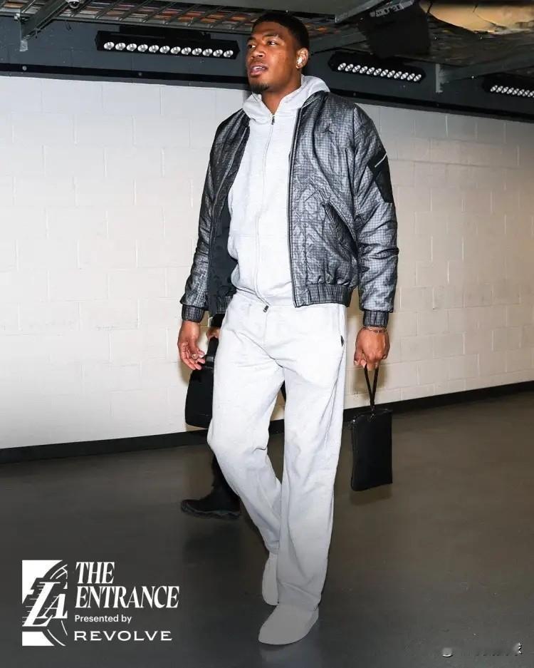 湖人球星八村塁真是手感火热！在今天湖人主场迎战独行侠的比赛中，目前两队的上半场比