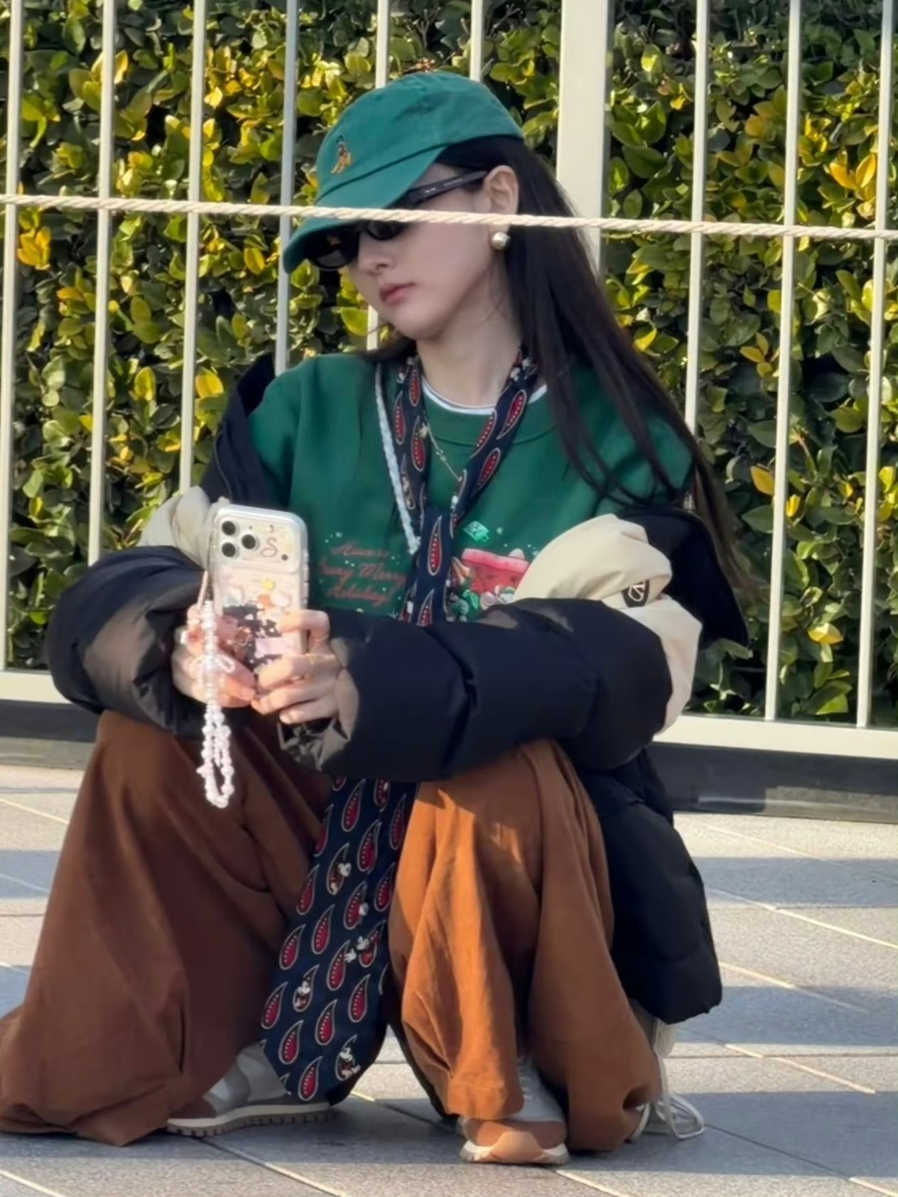 网友在迪士尼偶遇的宋祖儿给我萌晕了，太可爱了！ 