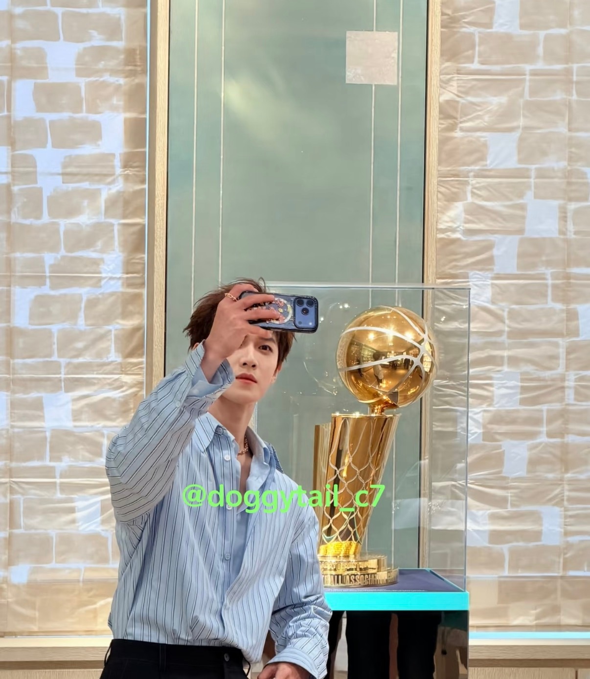 李昀锐和NBA奖杯合照偶遇李昀锐和NBA奖杯自拍 我需要这个自拍的第一视角🤲?