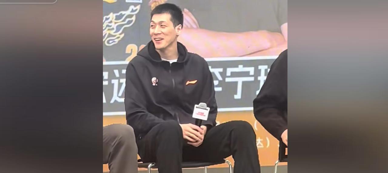 广东男篮教练组新增一人！
任骏飞突然出现在广东男篮训练馆，这个细节本身并不意味着