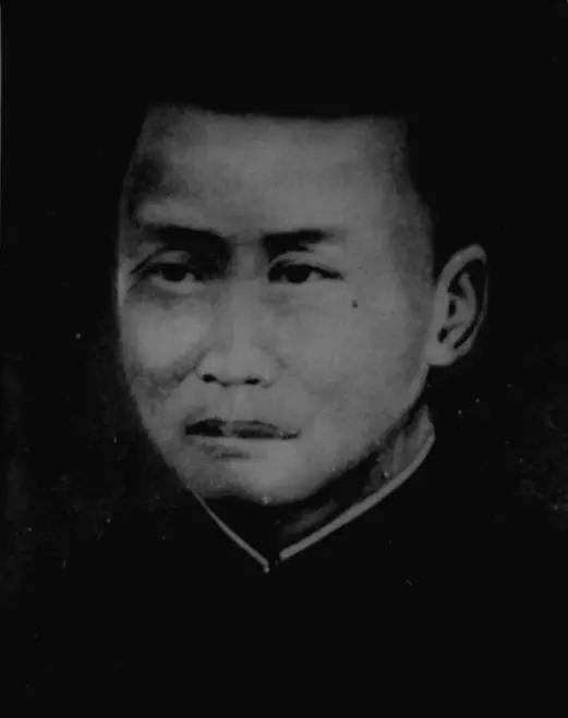叶天底，1898年出生，浙江上虞人。他富有艺术才华，善绘画，能篆刻，尤其爱好西洋