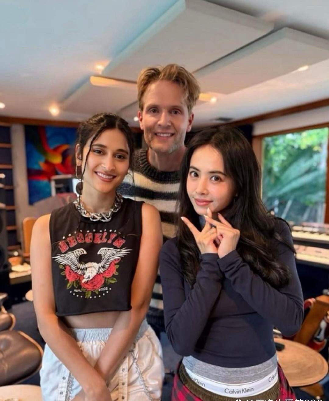 46岁蔡依林和外国友人聚餐，她的穿着内裤边外露，这是新的时尚吗？ 