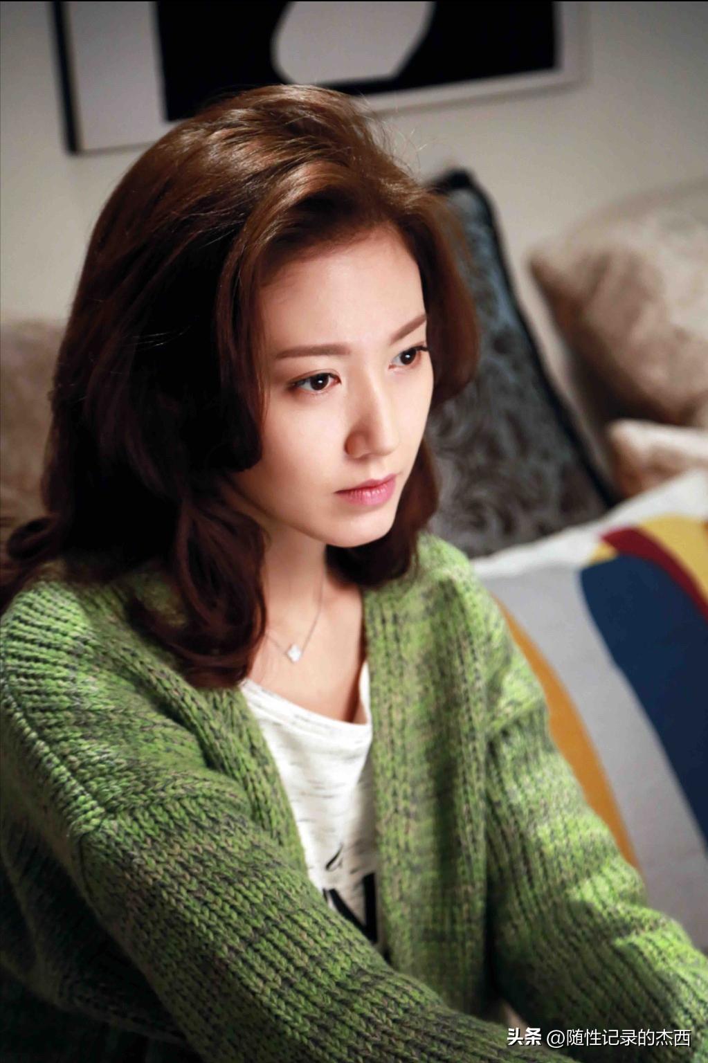 照片中的这一位女演员，她的美亲和如邻家小妹，怎么看都是舒服的，一看就是娱乐圈里最