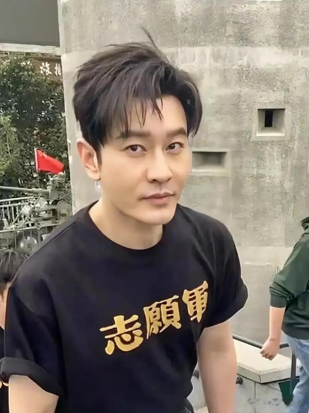 黄晓明这眉毛，画得不好看，像两条毛毛虫！