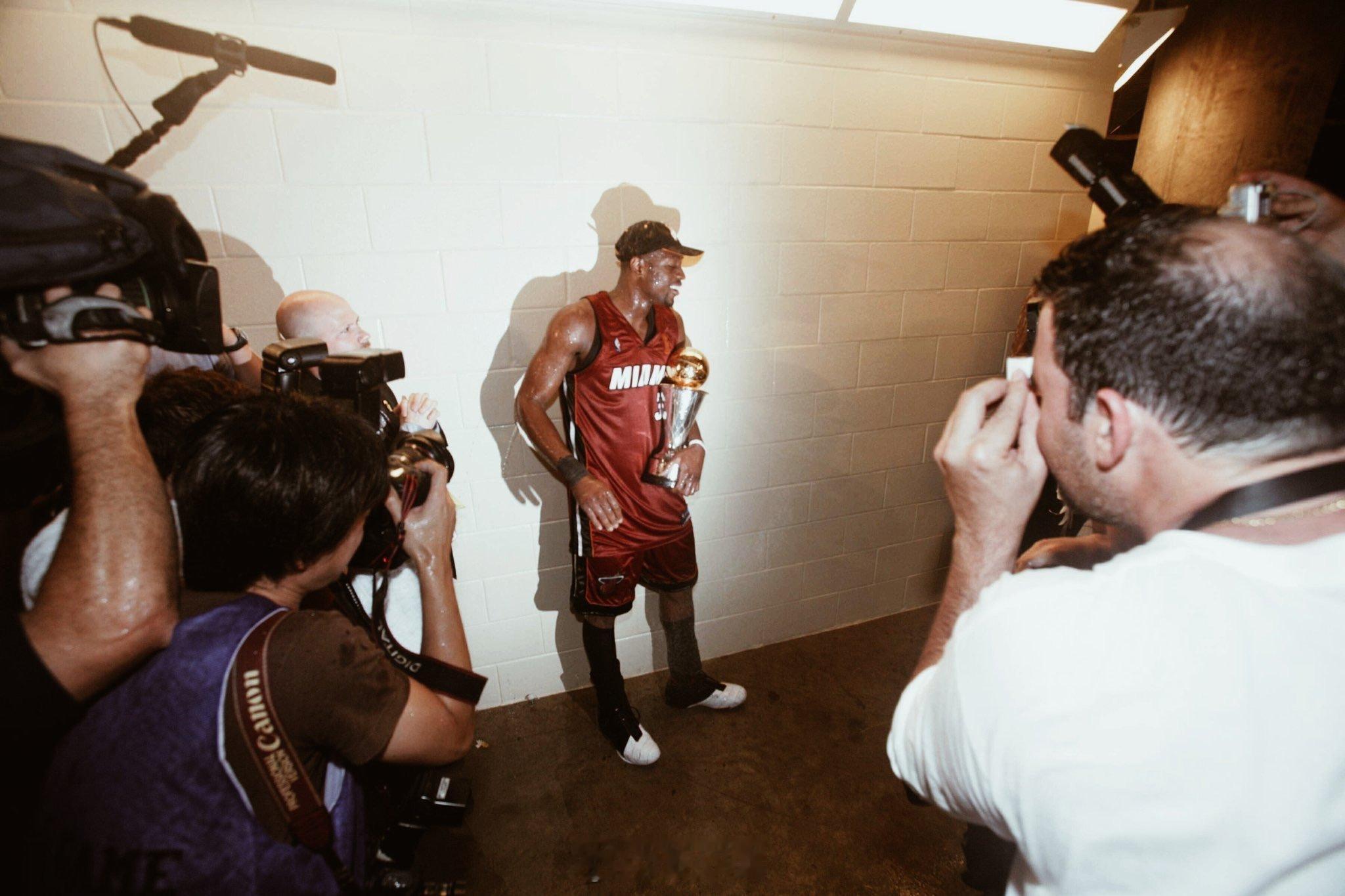 韦德上JR播客回击质疑者：这是篮球话题……我们会捍卫我们的立场……我厌倦了人们拿