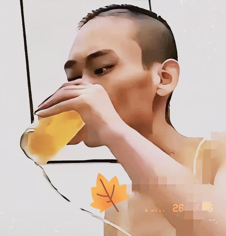 心酸！一男子癌症晚期，他主动放弃治疗，自己买了一箱啤酒喝，医生看到后劝其别喝，说