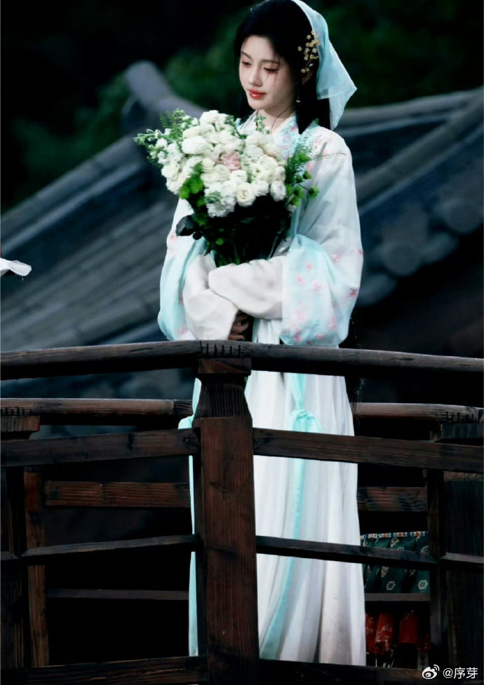 鞠婧祎捧花头像鞠婧祎捧花长裙直接把鞠婧祎这组捧花造型设为新头像了！一袭长裙衬得她