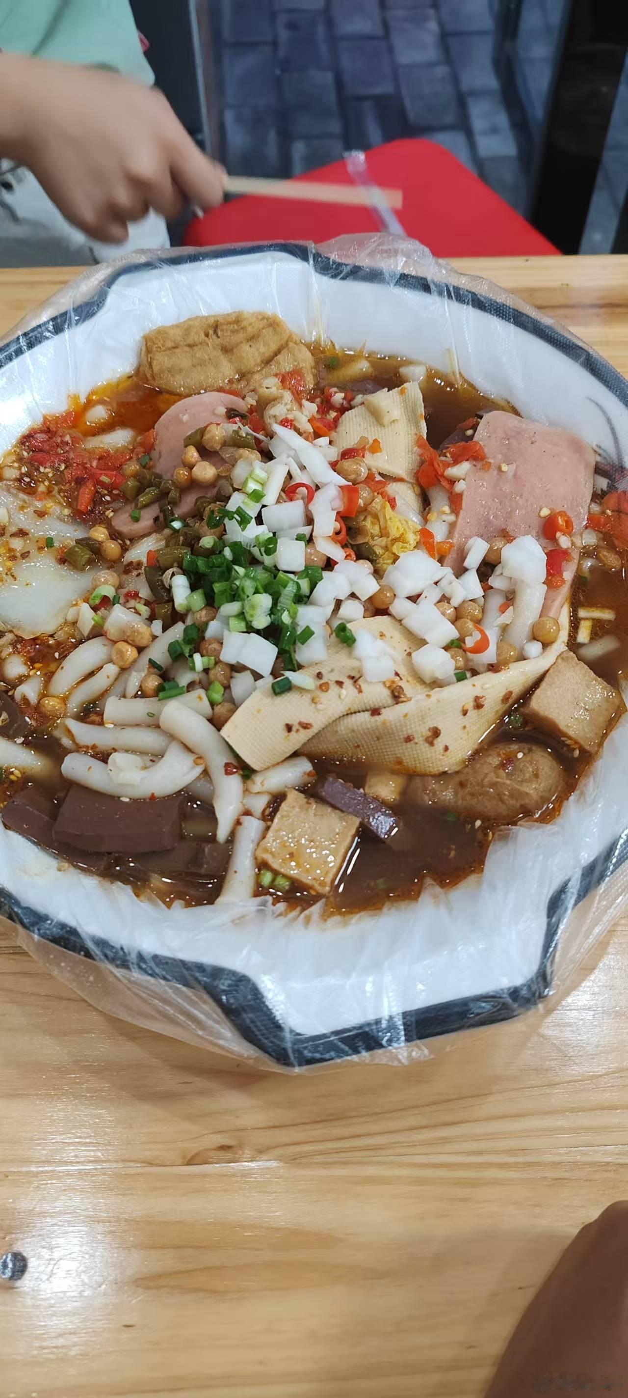 我完全get不到吃麻辣烫的羞耻点，我就是很爱吃麻辣烫啊，开心想要吃点麻辣烫，不开