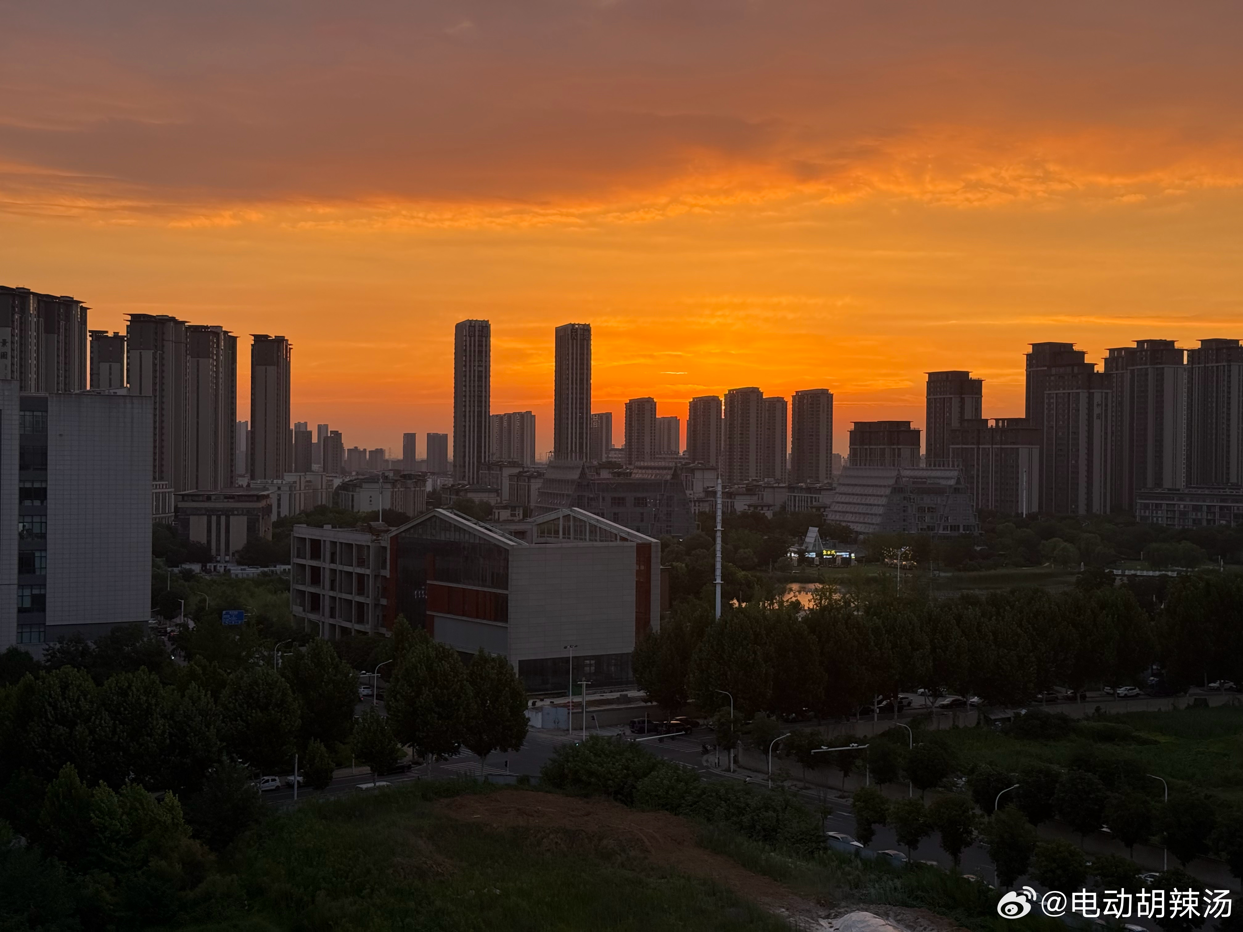 今日份晚霞很好看…古时候有句谚语“朝霞不出门，晚霞行千里”天气预报说明天白海豚要