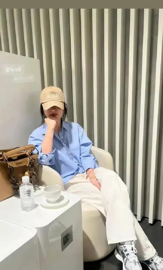 小个子穿宽松款不是问题，关键在细节。宋慧乔的白衬衫只塞一角下摆，棒球帽配衬衫平衡