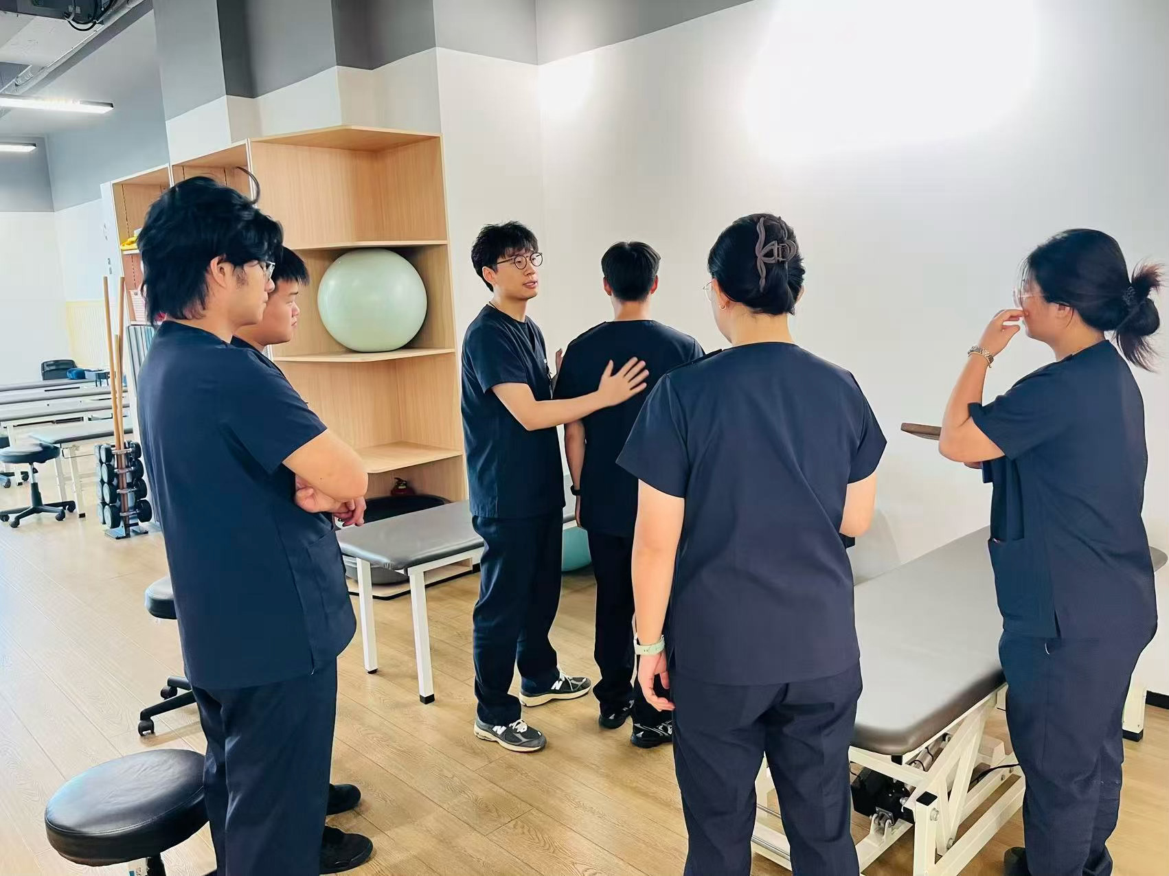 锐博康复 康复技术交流进行中记录一波上海徐汇店，后面也多让我们门店的康复师出出镜