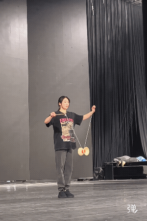 幕后那两个人…干嘛呢?睡着了吗？