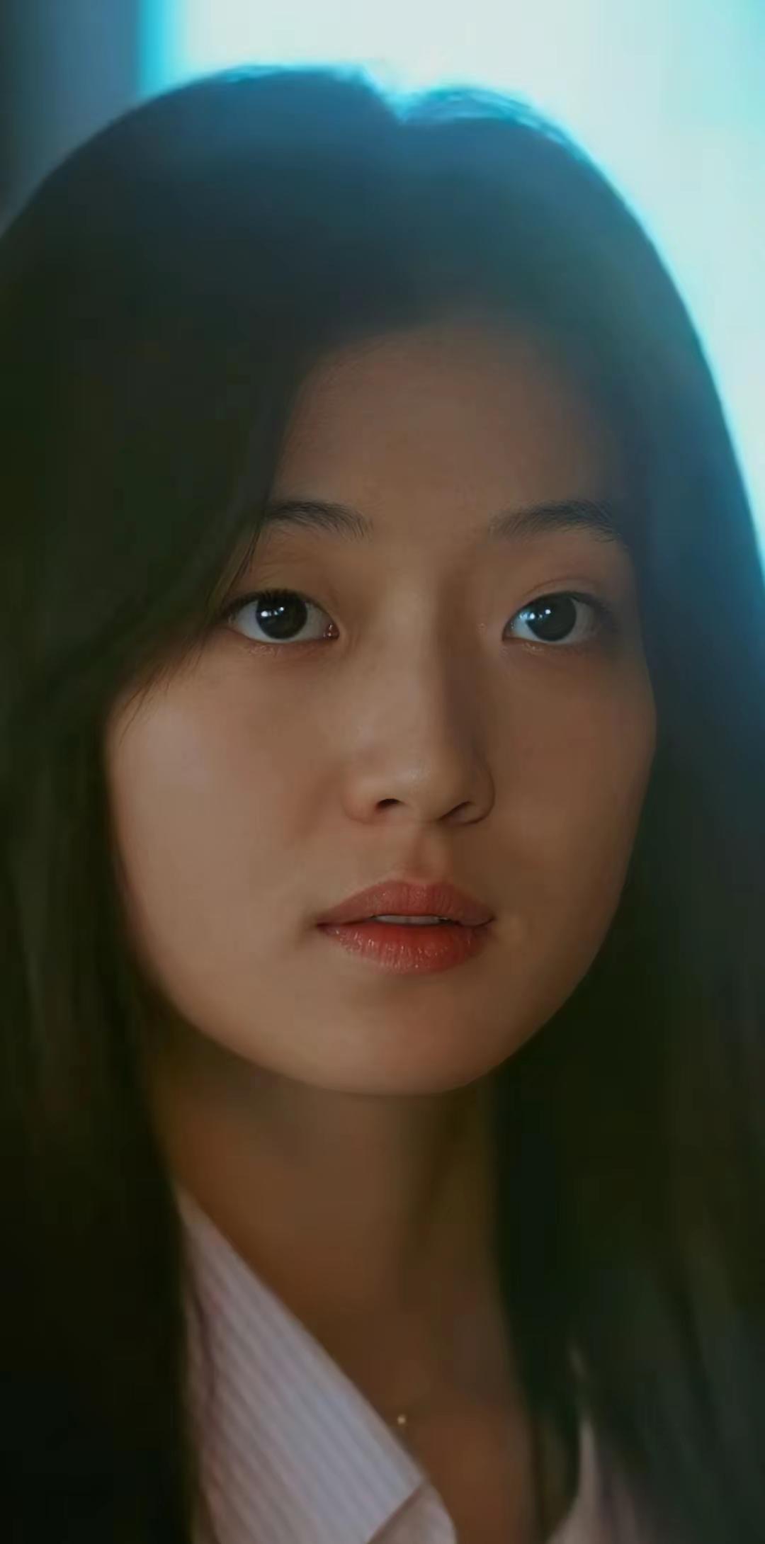 她辨识度高，漂亮的演员很多，辨识度才能让人一眼认出她，而且她还挺有趣的，我当年看