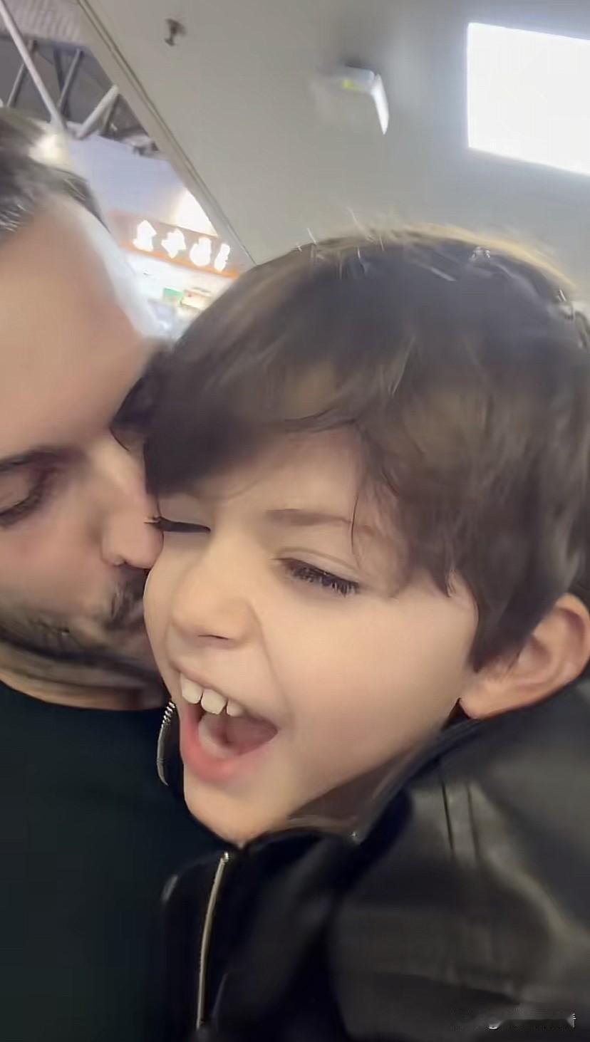 小宝去北京了，罗兰多刚见到小宝就在脸蛋上亲个没完，小宝在爸爸面前撒娇，让爸爸背，