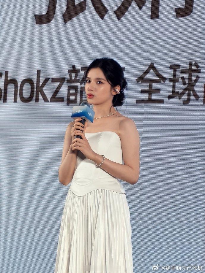 张婧仪到底是生图还是神图张婧仪白色抹胸裙凌乱盘发 张婧仪白色抹胸裙凌乱盘发，张婧