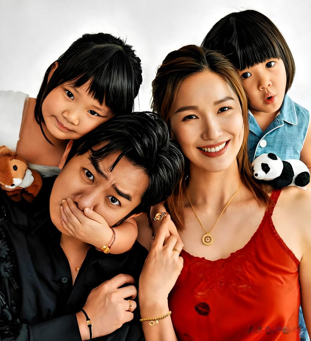 这基因彩票真是绝了！王祖蓝和李亚男俩女儿最新近照曝光，3网友直接炸锅：一个模子刻