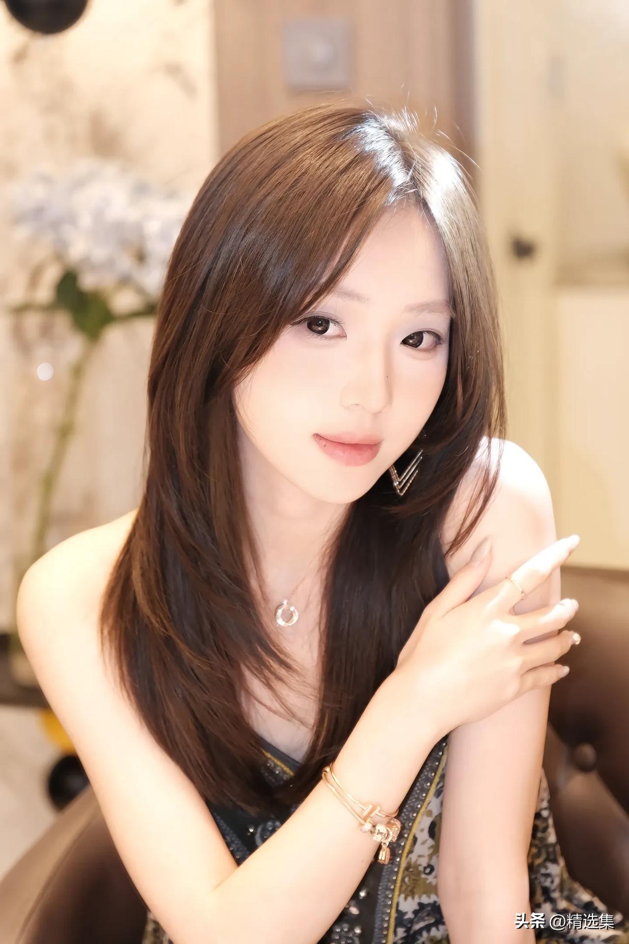 温柔甜美的少女，微笑如阳光般温暖。