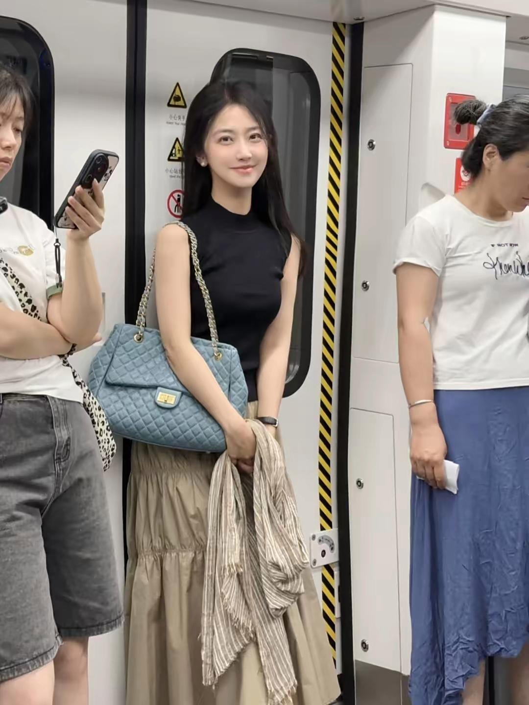 地铁上碰到的气质美女，看了她一眼，直接沦陷了…

实在是太喜欢了，没忍住就拿起手