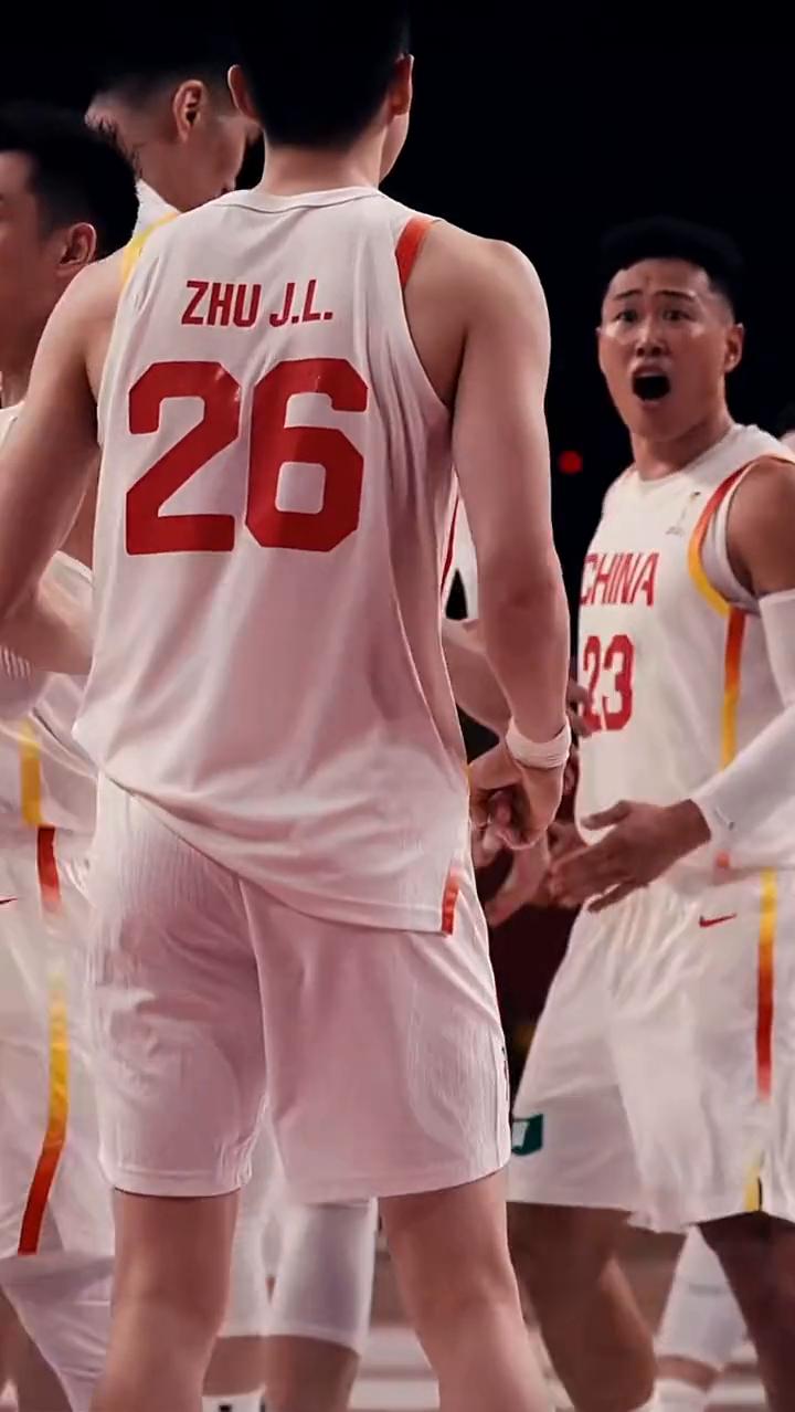 向右边的小朋友去支持你的动作。