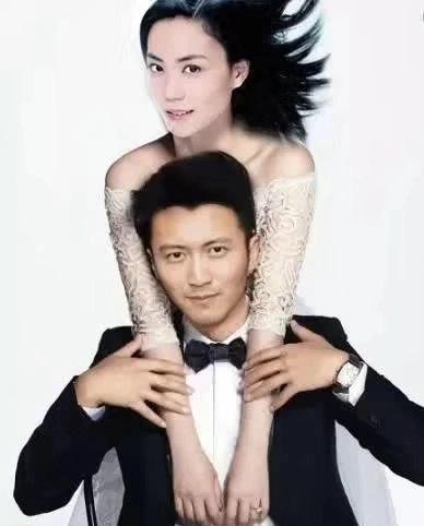 这张合照，看一次心里就软一次。

她环着他，两人安安静静看向镜头，目光平和。
 