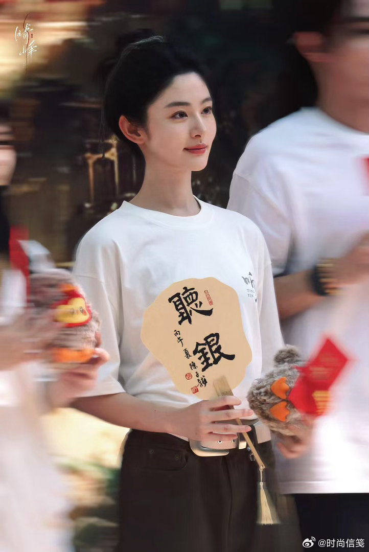 赵晴欢娱资源 赵晴这颜值放在欢娱就是门面担当！于正现在缺扛剧小花，不给她资源给谁