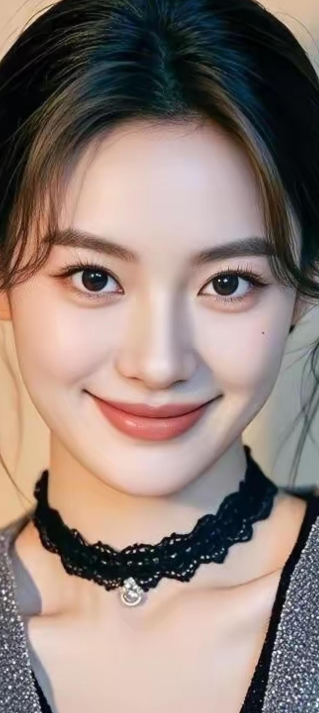 甜美笑容，优雅黑颈链，闪耀的魅力！💖✨